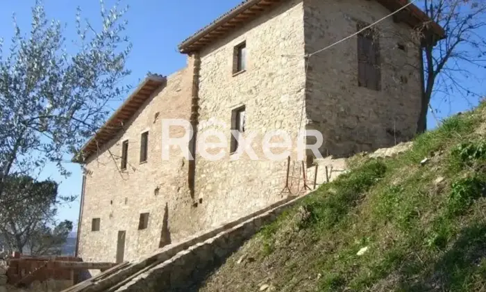 Rexer-Todi-Casale-storico-in-pietra-del-XVII-secolo-con-vista-su-Todi-Altro