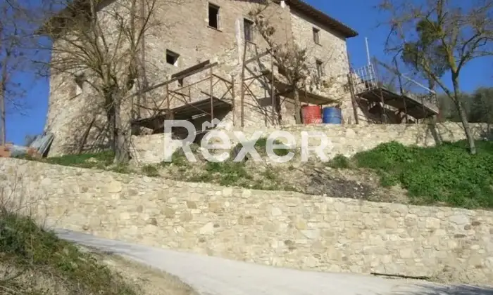 Rexer-Todi-Casale-storico-in-pietra-del-XVII-secolo-con-vista-su-Todi-Altro