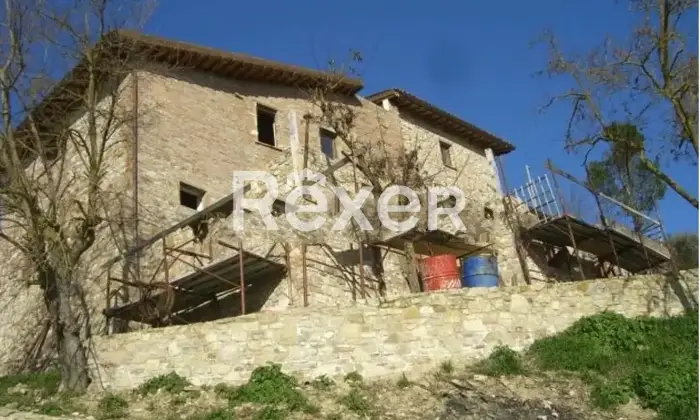 Rexer-Todi-Casale-storico-in-pietra-del-XVII-secolo-con-vista-su-Todi-Altro