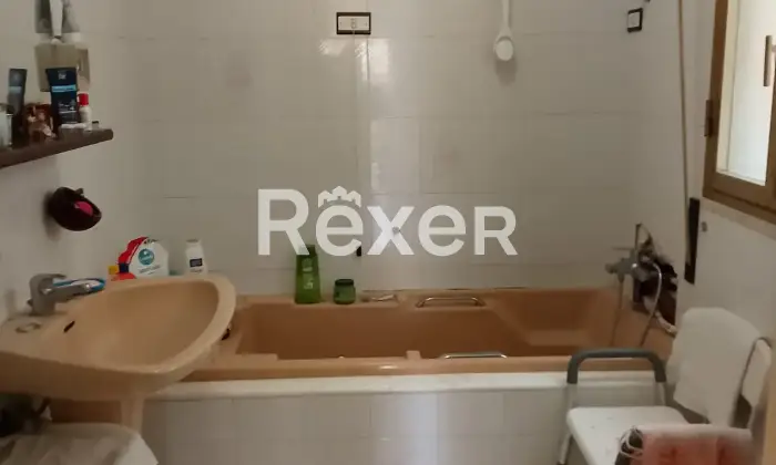 Rexer-Ragusa-Palazzina-indipendente-con-tre-appartamenti-terrazzo-panoramico-e-garage-Bagno