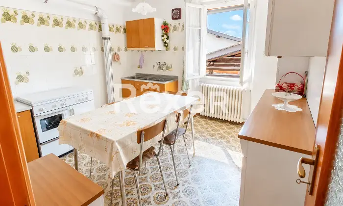 Rexer-Torre-di-Santa-Maria-Casa-su-pi-livelli-con-due-unit-abitative-e-cantina-Cucina