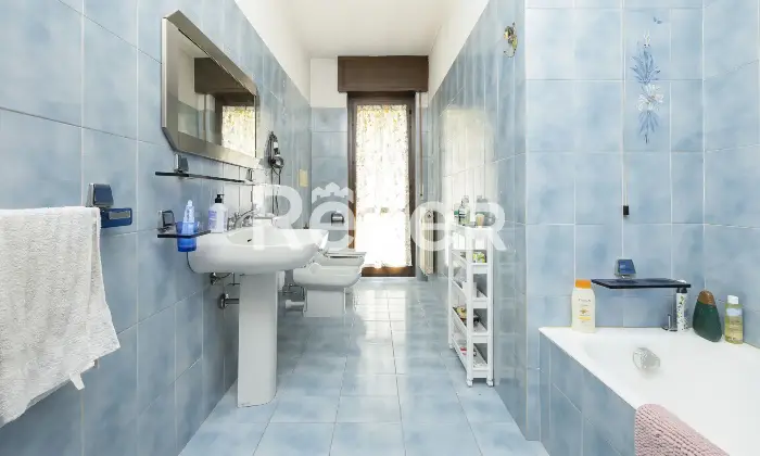 Rexer-Sondrio-Ampio-appartamento-arredato-con-quattro-balconi-box-e-cantina-Bagno