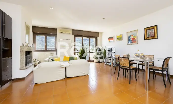 Rexer-Sondrio-Ampio-appartamento-arredato-con-quattro-balconi-box-e-cantina-Soggiorno