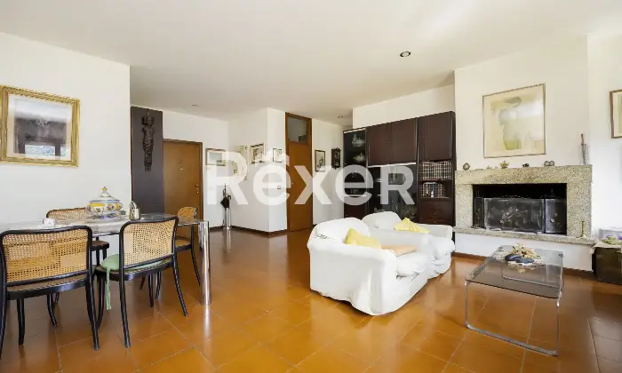 Rexer-Sondrio-Ampio-appartamento-arredato-con-quattro-balconi-box-e-cantina-Soggiorno