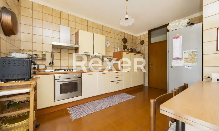 Rexer-Sondrio-Ampio-appartamento-arredato-con-quattro-balconi-box-e-cantina-Cucina