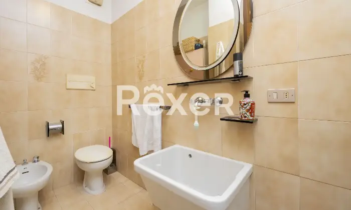 Rexer-Sondrio-Ampio-appartamento-arredato-con-quattro-balconi-box-e-cantina-Bagno-di-servizio