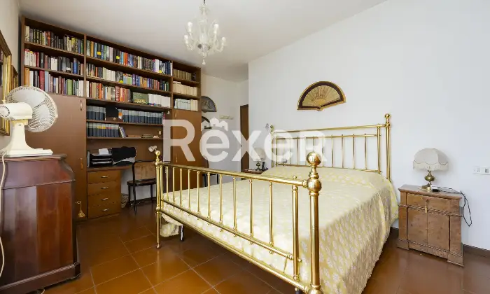 Rexer-Sondrio-Ampio-appartamento-arredato-con-quattro-balconi-box-e-cantina-Camera-da-letto