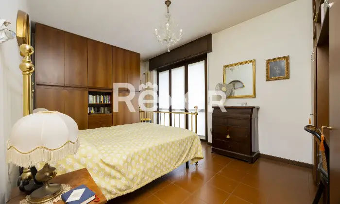 Rexer-Sondrio-Ampio-appartamento-arredato-con-quattro-balconi-box-e-cantina-Camera-da-letto