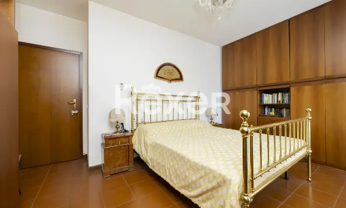 Rexer-Sondrio-Ampio-appartamento-arredato-con-quattro-balconi-box-e-cantina-Camera-da-letto