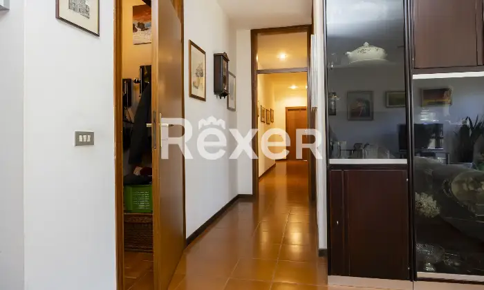 Rexer-Sondrio-Ampio-appartamento-arredato-con-quattro-balconi-box-e-cantina-Corridoio