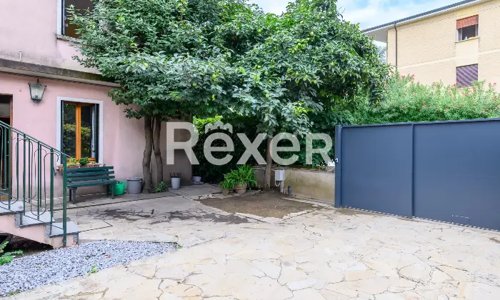 Rexer-Padova-Ampio-appartamento-ingresso-indipendente-disposto-su-due-livelli-con-posto-auto-Altro