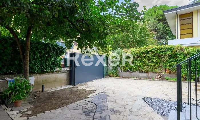 Rexer-Padova-Ampio-appartamento-ingresso-indipendente-disposto-su-due-livelli-con-posto-auto-Altro