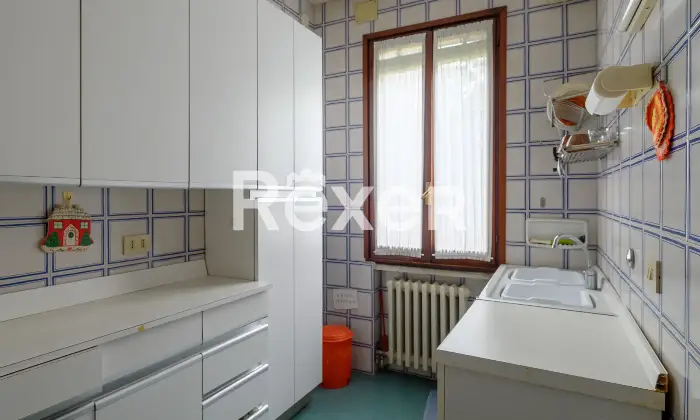 Rexer-Padova-Ampio-appartamento-ingresso-indipendente-disposto-su-due-livelli-con-posto-auto-Altro