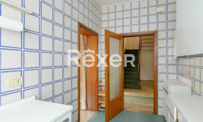 Rexer-Padova-Ampio-appartamento-ingresso-indipendente-disposto-su-due-livelli-con-posto-auto-Altro