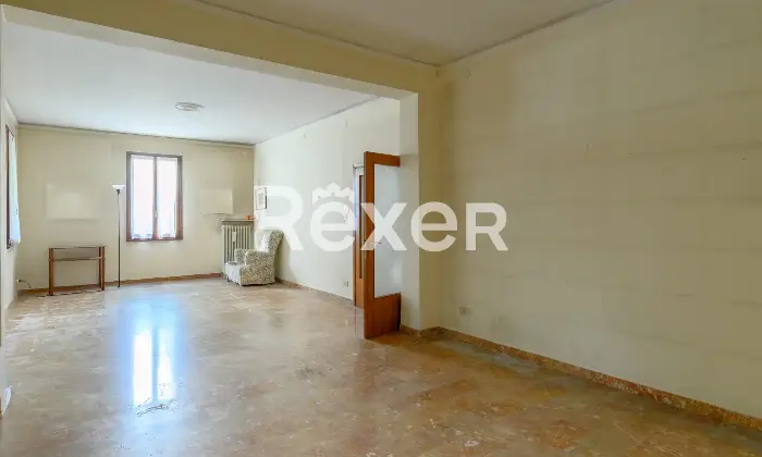 Rexer-Padova-Ampio-appartamento-ingresso-indipendente-disposto-su-due-livelli-con-posto-auto-Altro