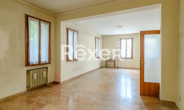 Rexer-Padova-Ampio-appartamento-ingresso-indipendente-disposto-su-due-livelli-con-posto-auto-Altro