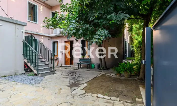 Rexer-Padova-Ampio-appartamento-ingresso-indipendente-disposto-su-due-livelli-con-posto-auto-Altro