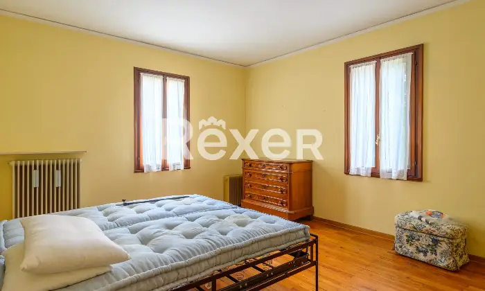 Rexer-Padova-Ampio-appartamento-ingresso-indipendente-disposto-su-due-livelli-con-posto-auto-Altro