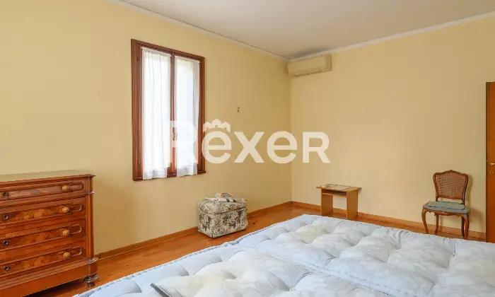 Rexer-Padova-Ampio-appartamento-ingresso-indipendente-disposto-su-due-livelli-con-posto-auto-Altro