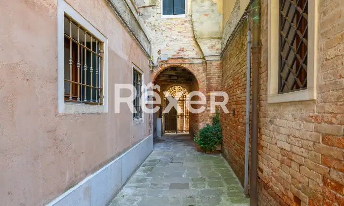 Rexer-Venezia-Appartamento-in-edificio-depoca-con-vista-canale-Altro