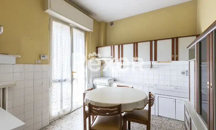 Rexer-Pesaro-Ampio-appartamento-da-ristrutturare-con-box-e-doppio-ingresso-Altro