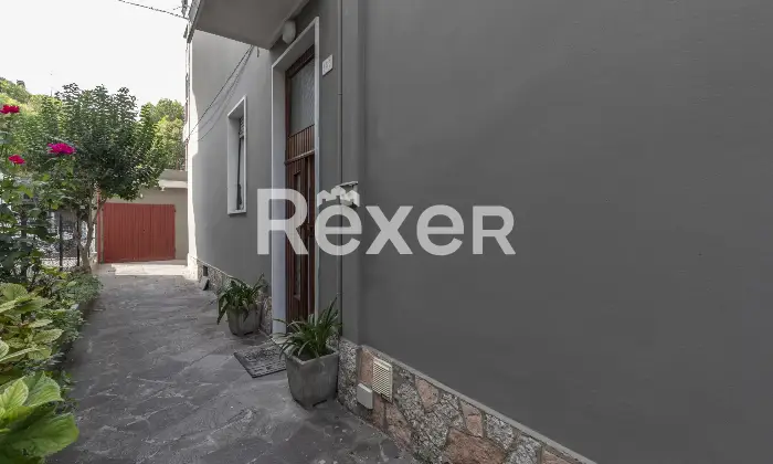 Rexer-Pesaro-Ampio-appartamento-da-ristrutturare-con-box-e-doppio-ingresso-Altro