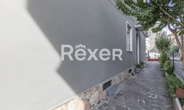 Rexer-Pesaro-Ampio-appartamento-da-ristrutturare-con-box-e-doppio-ingresso-Altro
