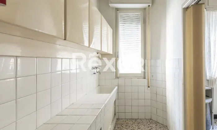 Rexer-Pesaro-Ampio-appartamento-da-ristrutturare-con-box-e-doppio-ingresso-Altro
