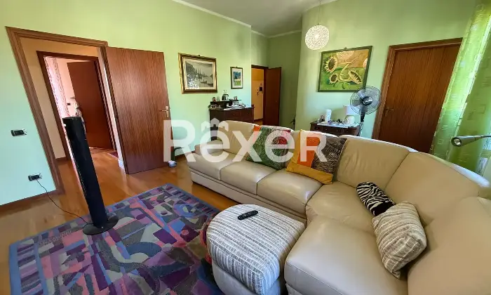 Rexer-Pistoia-Appartamento-al-secondo-piano-con-due-terrazzi-e-garage-Soggiorno