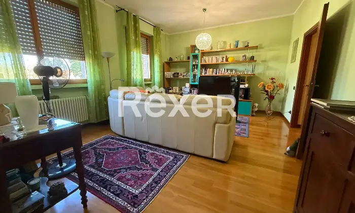 Rexer-Pistoia-Appartamento-al-secondo-piano-con-due-terrazzi-e-garage-Soggiorno