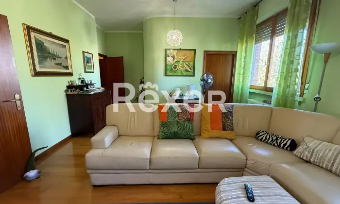 Rexer-Pistoia-Appartamento-al-secondo-piano-con-due-terrazzi-e-garage-Soggiorno