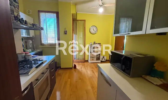 Rexer-Pistoia-Appartamento-al-secondo-piano-con-due-terrazzi-e-garage-Cucina