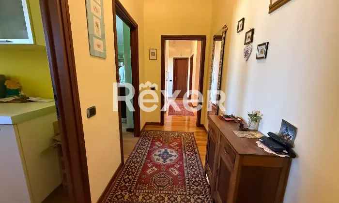 Rexer-Pistoia-Appartamento-al-secondo-piano-con-due-terrazzi-e-garage-Corridoio