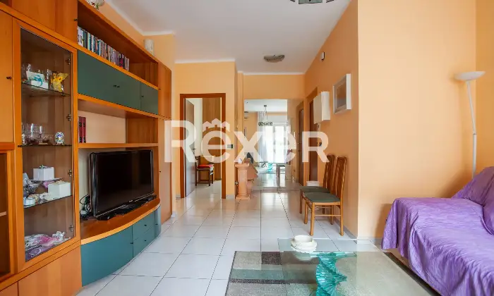 Rexer-Milano-TRILOCALE-DI-MQ-CON-BALCONE-Soggiorno