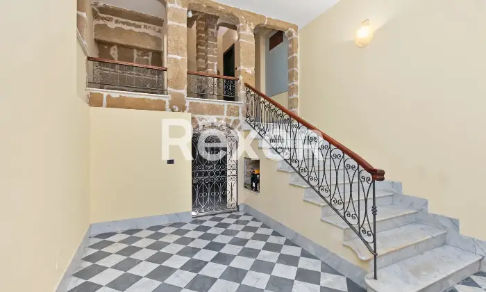 Rexer-Alghero-Alghero-Piazza-Civica-Prestigioso-palazzo-storico-con-attico-ristrutturato-e-splendida-terrazza-panoramica-sulle-mura-Ingresso