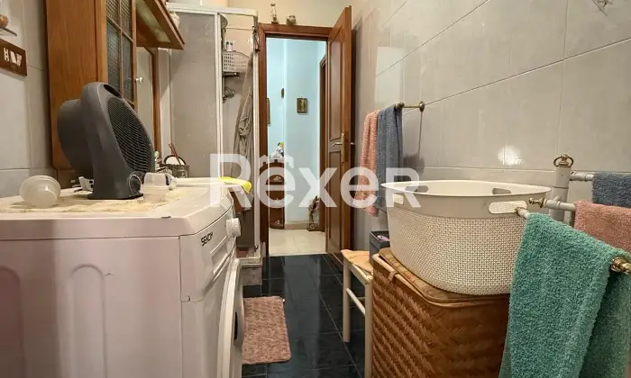 Rexer-Roma-Bilocale-Via-San-Polo-Dei-Cavalieri-Bagno