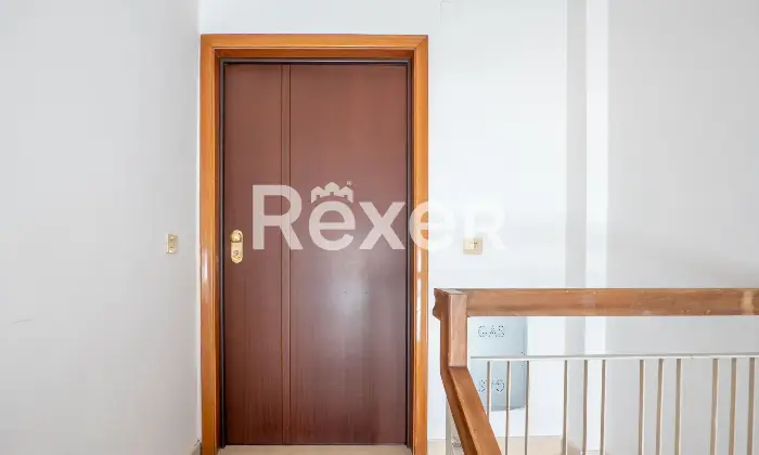 Rexer-Firenze-San-Jacopino-pressi-ultimo-piano-di-piccola-palazzina-quadrivani-con-due-balconi-in-perfetto-stato-Ingresso
