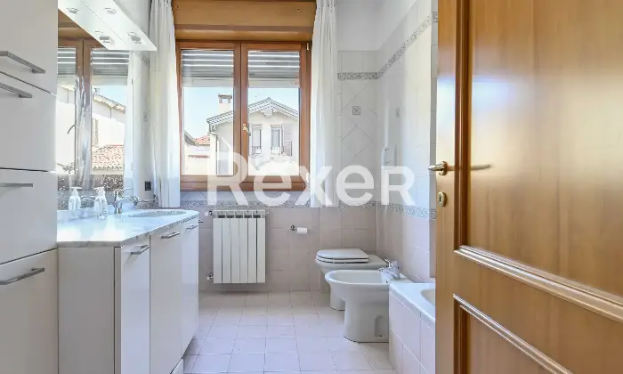 Rexer-TREVIGLIO-In-contesto-signorile-splendido-trelocali-con-doppi-servizi-box-doppio-e-cantina-Altro