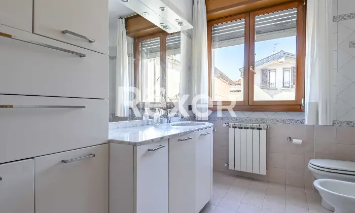 Rexer-TREVIGLIO-In-contesto-signorile-splendido-trelocali-con-doppi-servizi-box-doppio-e-cantina-Altro