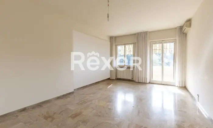 Rexer-Pesaro-Immobile-composto-da-ampio-soggiorno-cucina-abitabile-tre-camere-da-letto-un-bagno-soffitta-e-garage-Altro