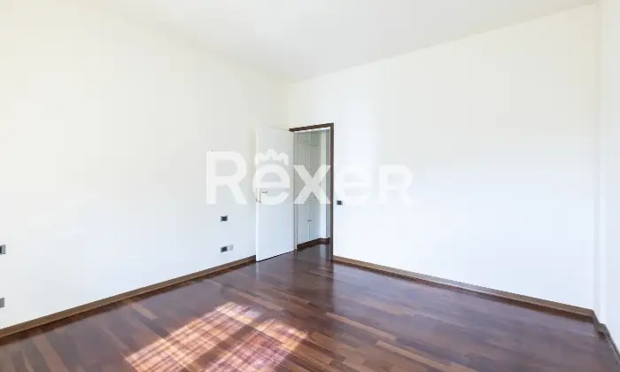 Rexer-Pesaro-Immobile-composto-da-ampio-soggiorno-cucina-abitabile-tre-camere-da-letto-un-bagno-soffitta-e-garage-Altro
