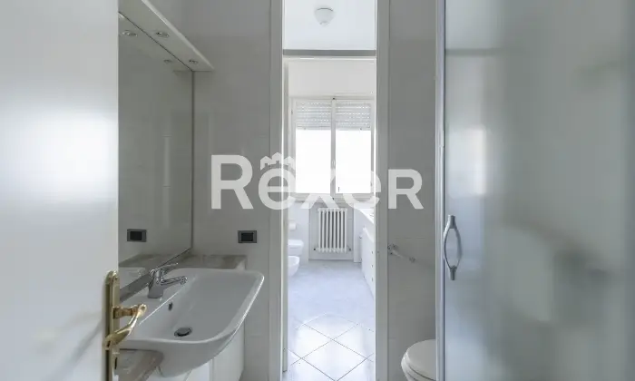 Rexer-Pesaro-Immobile-composto-da-ampio-soggiorno-cucina-abitabile-tre-camere-da-letto-un-bagno-soffitta-e-garage-Altro