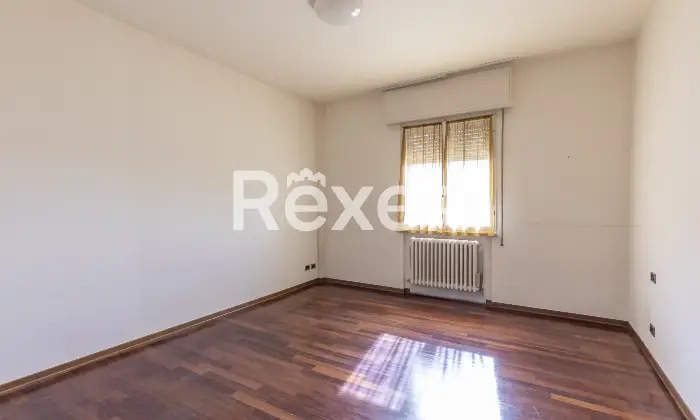 Rexer-Pesaro-Immobile-composto-da-ampio-soggiorno-cucina-abitabile-tre-camere-da-letto-un-bagno-soffitta-e-garage-Altro