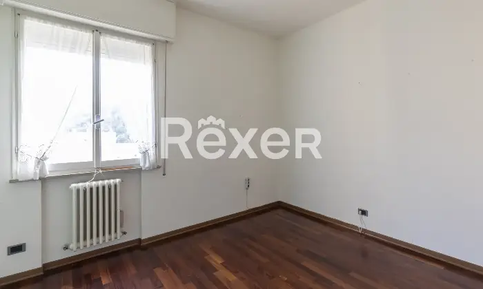 Rexer-Pesaro-Immobile-composto-da-ampio-soggiorno-cucina-abitabile-tre-camere-da-letto-un-bagno-soffitta-e-garage-Altro