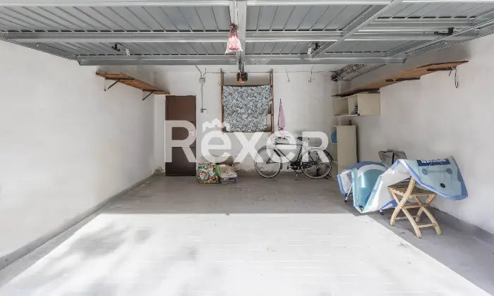Rexer-Pesaro-Immobile-composto-da-ampio-soggiorno-cucina-abitabile-tre-camere-da-letto-un-bagno-soffitta-e-garage-Altro
