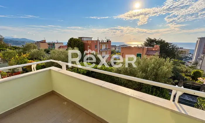 Rexer-Savona-Pentalocale-con-terrazza-vista-mare-e-possibilit-di-garage-cantina-Altro