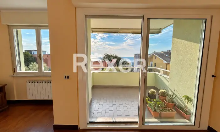 Rexer-Savona-Pentalocale-con-terrazza-vista-mare-e-possibilit-di-garage-cantina-Altro