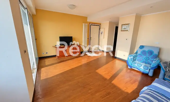 Rexer-Savona-Pentalocale-con-terrazza-vista-mare-e-possibilit-di-garage-cantina-Altro