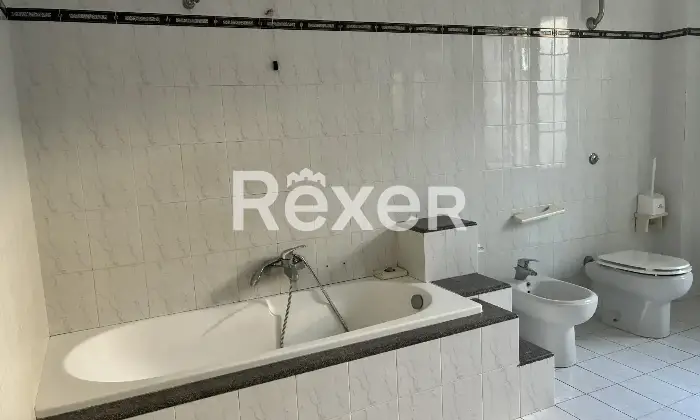 Rexer-Gioia-Tauro-Vendesi-ampio-appartamento-vicino-al-centro-storico-Bagno