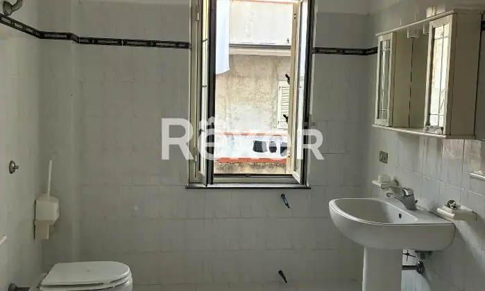 Rexer-Gioia-Tauro-Vendesi-ampio-appartamento-vicino-al-centro-storico-Bagno